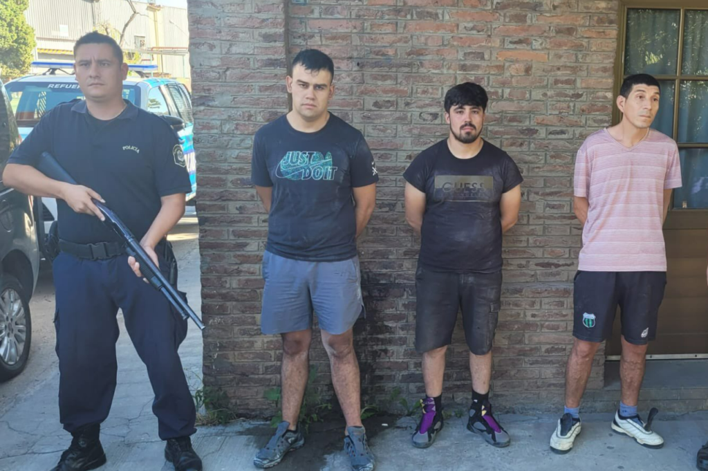 Detuvieron a tres ladrones que habían entrado a robar una casa en ...