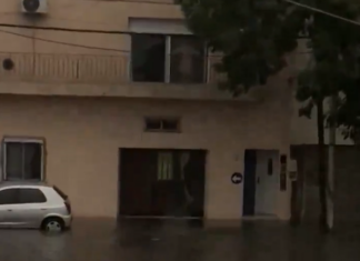 Horror en Lanús: en plena inundación, apareció un cadáver flotando