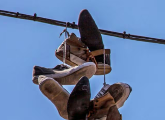 Mitos urbanos: qué significan las zapatillas colgadas de los cables