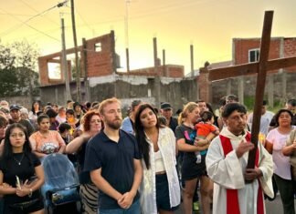 Federico Otermín y Daniela Vilar participaron de los Vía Crucis de Albertina, Santa Marta y San José