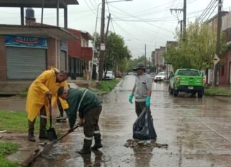 Durante las intensas lluvias que atraviesan la Región, el Municipio de Echeverría continúa con la limpieza de calles y avenidas del distrito
