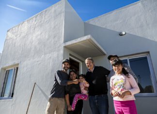 Cascallares visitó a las familias relocalizadas en las nuevas viviendas de Barrio Lindo