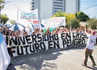 Hoy se realizó un masivo banderazo y abrazo simbólico de estudiantes, docentes, trabajadores y vecinos en defensa de la UNLa