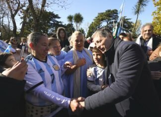 Fernando Gray encabezó el acto por el 214° aniversario de la Revolución de Mayo