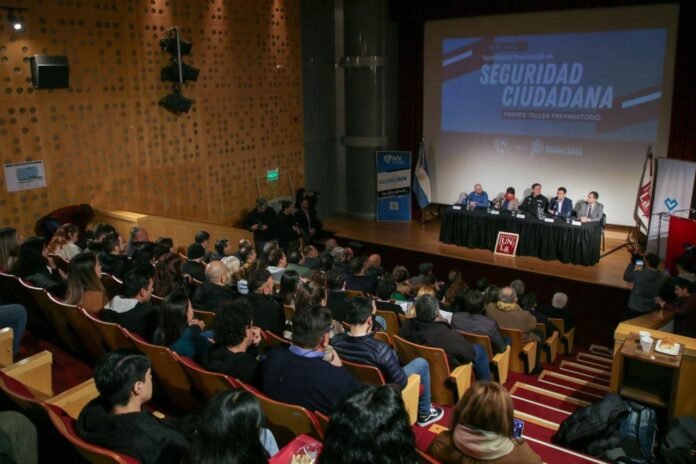 Con la presencia del ministro Javier Alonso, se desarrolló en la UNLa el 1° Taller preparatorio del Seminario provincial de Seguridad Ciudadana2