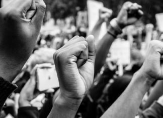 «Un país en serio no se construye con fanáticos, solo con firmeza y gran vocación democrática saldremos adelante»