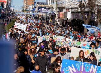 Miles de vecinos de Lomas celebraron el Día de la Patria en la Plaza Grigera