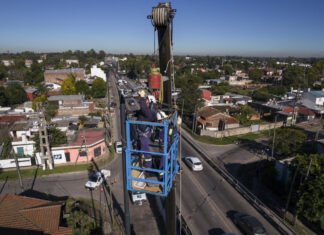 El Municipio de Brown avanza con la refacción y el recambio de luminarias en el puente de Claypole
