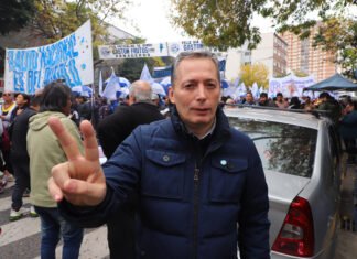 Fernando Gray participó de la movilización por el Día de la Trabajadora y el Trabajador