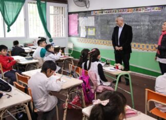 Ferraresi entregó subsidios a escuelas locales por $ 83.500.000