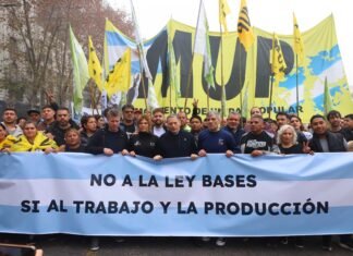 Fernando Gray junto con Juan Zabaleta y Federico Martelli participaron de la marcha contra la Ley Bases en el Congreso de la Nación