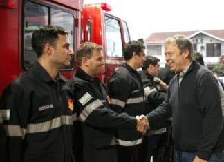 Cascallares acompañó a los bomberos voluntarios de Brown en su día