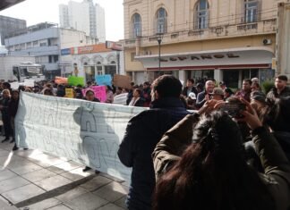 Vecinos del Barrio 17 de Noviembre reclamaron frente a la puerta de Edesur en Lomas de Zamora