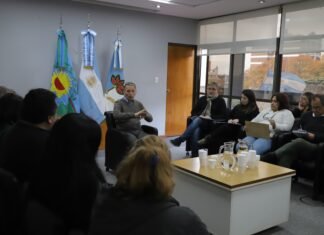Fernando Gray mantuvo un encuentro con vecinas y vecinos del Barrio Policial sobre el proceso para iniciar la regularización dominial de sus viviendas