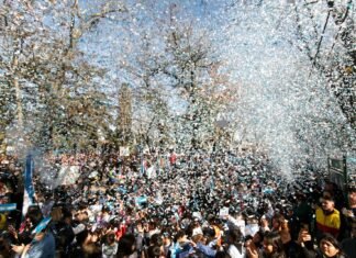 Emotiva promesa a la Bandera de 2800 alumnos de Brown en la Plaza Belgrano de Burzaco