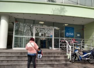 AySA cerró su oficina de Monte Grande y Gray ofreció espacios municipales para que sigan operando en el distrito