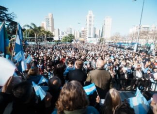 Miles de vecinos de Lomas celebraron el 9 de Julio en la Plaza Grigera