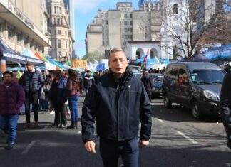 Fernando Gray participó de la movilización de San Cayetano en Plaza de Mayo