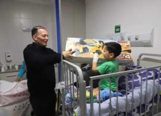 Día de las Infancias: en el Hospital Santamarina, Fernando Gray entregó juguetes a niñas y niños