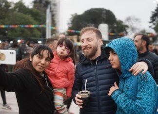 Otermín participó del festejo del día de la niñez junto a miles de vecinos en la Plaza Grigera