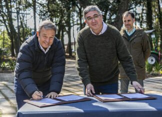 Cascallares y el Ministro de Desarrollo Agrario entregaron miles de plantas nativas, habilitaciones y financiamiento a emprendedores