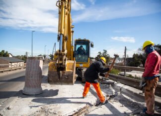 Trabajan en los dos extremos del Puente Claypole avanzando con su renovación integral