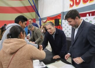 Fernando Gray participó de la toma de 301 firmas de escrituras de viviendas para familias echeverrianas