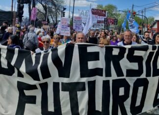 Masiva marcha y banderazo de estudiantes, docentes, trabajadores y vecinos la UNLa contra el veto a la Ley de Financiamiento Universitario