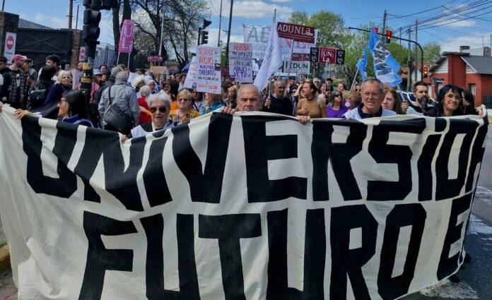 Masiva marcha y banderazo de la comunidad universitaria de la UNLa contra el veto a la Ley de Financiamiento Universitario1