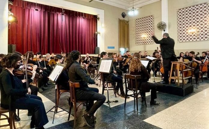 Nuevo concierto gratuito de la Orquesta de la UNLa en el Centro Comercial e Industrial de Lanús1