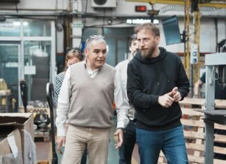 Otermín visitó la metalúrgica KAELE de Llavallol