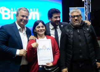 En un emotivo acto, el Municipio y la Provincia entregaron 659 escrituras a familias de Brown