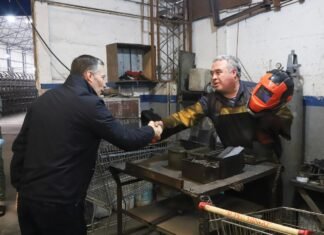 Fernando Gray recorrió las instalaciones de la empresa Garplast en Esteban Echeverría