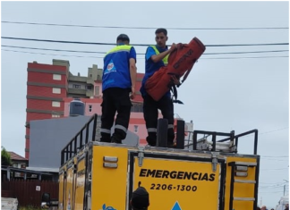 Defensa Civil y Bomberos de Brown colaboran en Villa Gesell con tareas de rescate tras el derrumba del un edificio