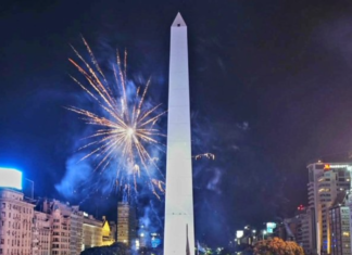 Racing regresa a Argentina y festejará con sus hinchas esta tarde en el Obelisco
