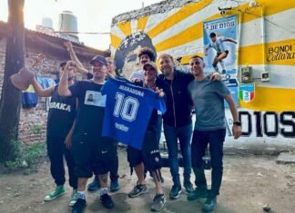 El músico Manu Chao tocó en la casa de Maradona en Fiorito