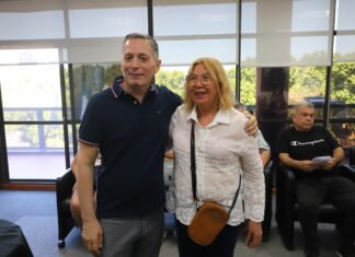 Fernando Gray entregó convenios de pago en cuotas para que familias del Barrio Policial concreten el proceso de escrituración sin hipotecas