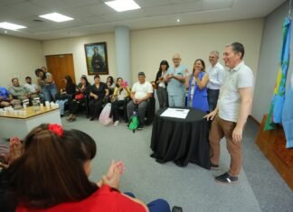 Fernando Gray firmó el pase a planta permanente de personal de la carrera profesional hospitalaria