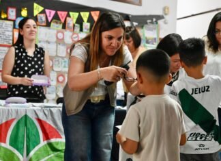El Municipio de Echeverría entregó lentes del programa oftalmológico echeVERría en dos escuelas del distrito