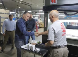 9 de Abril: Fernando Gray recorrió la empresa nacional de calzado Kioshi