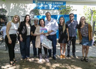 Cascallares entregó anteojos y pases multimodales a vecinos de Almirante Brown