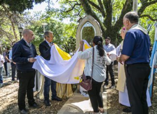 En un emotivo acto, entronizaron la figura de la Virgen de Nuestra Señora de la Paz en la Plaza San Martín