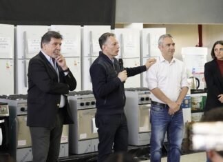 Fernando Gray, Andrés Larroque y Alberto Sileoni entregaron equipamiento a escuelas de Esteban Echeverría para el Servicio Alimentario Escolar