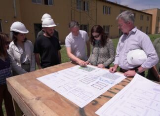 Fernando Gray y Silvina Batakis recorrieron las obras de un complejo habitacional de 262 viviendas en Esteban Echeverría