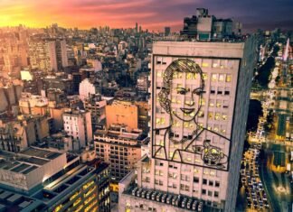 En edificios públicos: «Prohíbese la exhibición, colocación o difusión de imágenes»