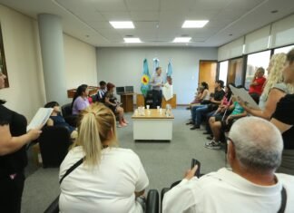 El intendente Fernando Gray entregó insumos médicos a personas del distrito que padecen problemas de salud