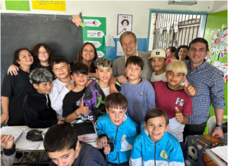 Cascallares visitó una escuela en Solano y entregó equipamiento para potenciar el rendimiento educativo