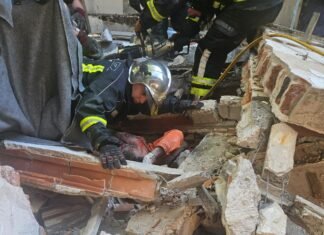 Derrumbe en obra de demolición en Temperley: bomberos trabajaron para liberar a una persona atrapada