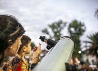 «Yo miro al cielo»: primer taller gratuito para aprender a armar un telescopio