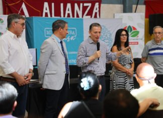 Fernando Gray encabezó la toma de firmas de escrituras de viviendas para familias del distrito